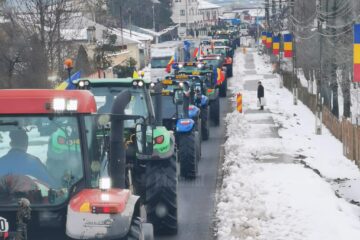 În jur de 450 de fermieri cu 160 de utilaje protestează în zona Vămii Siret