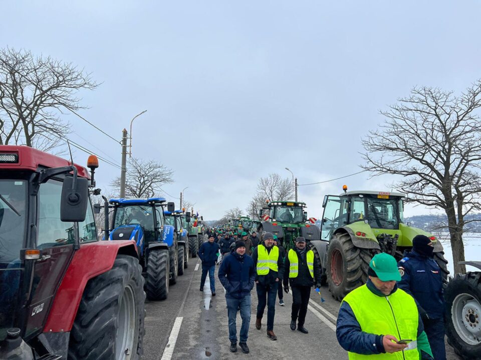 În jur de 450 de fermieri au protestat în Vama Siret, cerând respect și eliminarea concurenței neloiale În jur de 450 de fermieri au protestat în Vama Siret, cerând respect și eliminarea concurenței neloiale