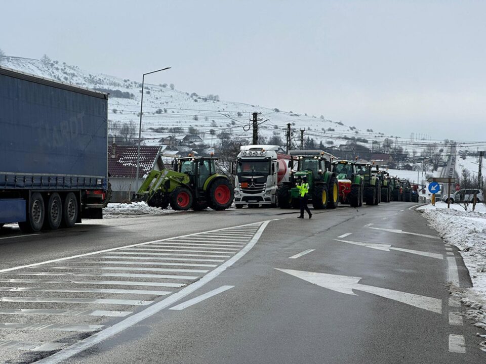 Tractoare și utilaje în drum spre Vama Siret
