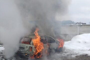 Mașină mistuită de flăcări în urma unui puternic incendiu