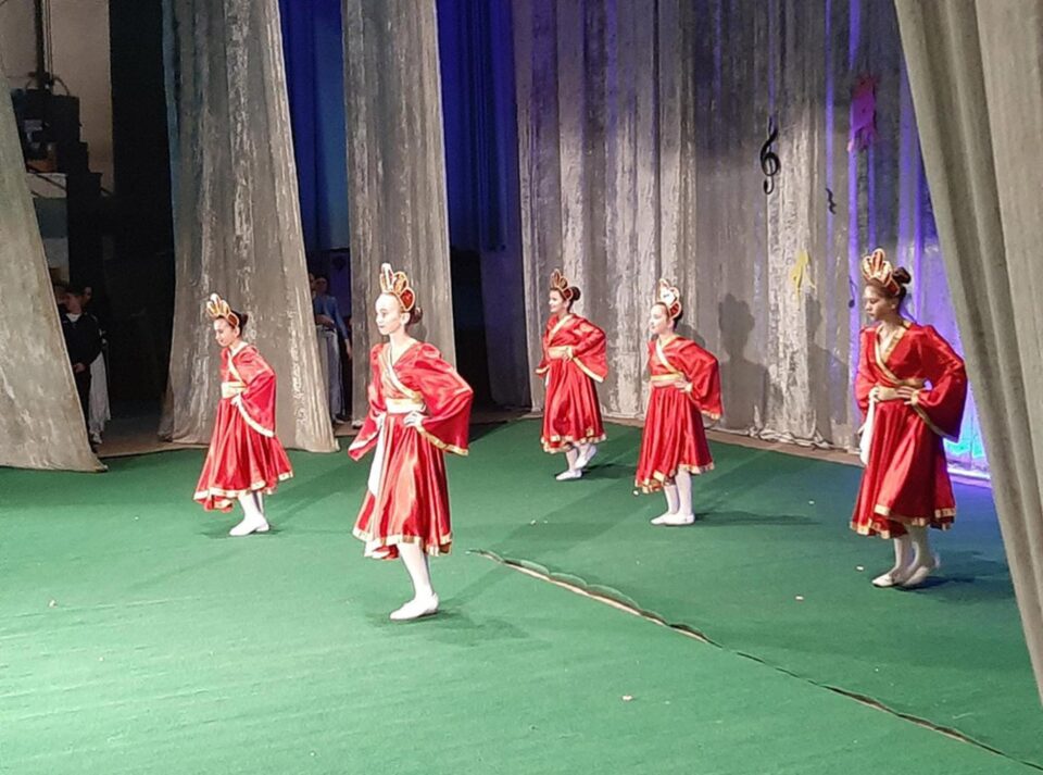 Festivalul de muzică și dans „Copil ca tine sunt și eu” a adunat circa 1.300 de participanți Festivalul de muzică și dans „Copil ca tine sunt și eu” a adunat circa 1.300 de participanți