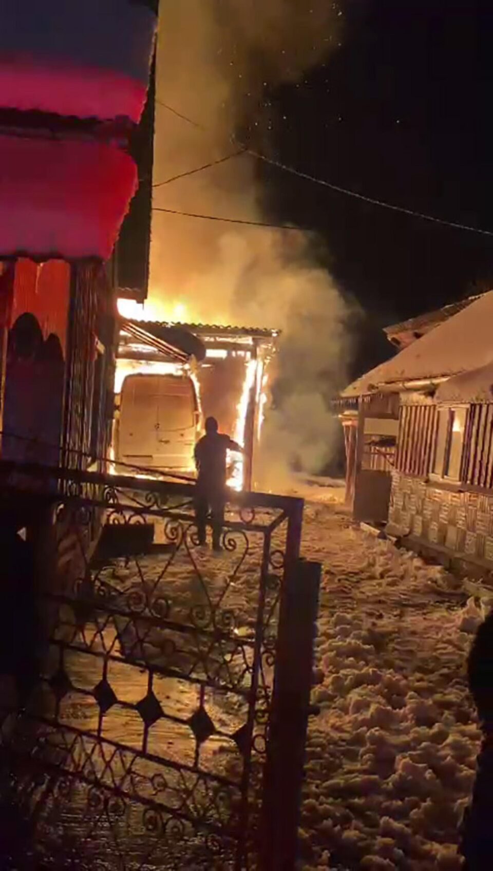 Două mașini și un garaj au ars într-un puternic incendiu
