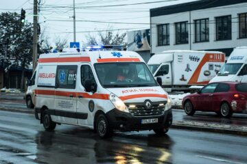 Din cauza condițiilor meteo s-a decis transferul la spitalul din Bistrița-Năsăud, cu o ambulanță