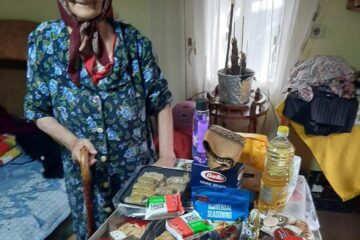 Masa de Paște pentru 22 de bătrâni din Câmpulung Moldovenesc, cu ajutorul voluntarilor