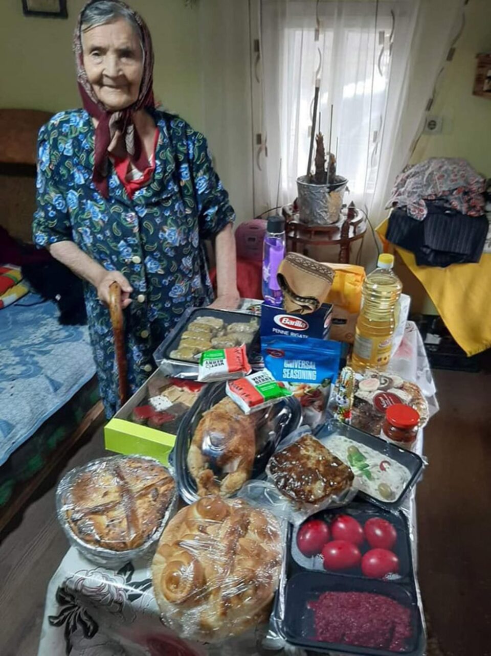 Masa de Paște pentru 22 de bătrâni din Câmpulung Moldovenesc, cu ajutorul voluntarilor Masa de Paște pentru 22 de bătrâni din Câmpulung Moldovenesc, cu ajutorul voluntarilor