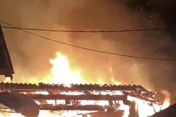 Două mașini și un garaj au ars într-un puternic incendiu