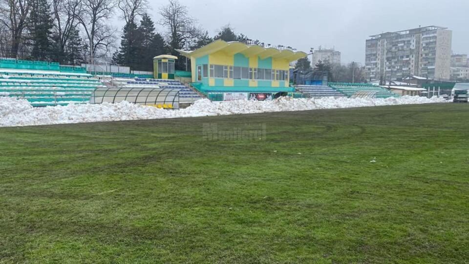 Gazonul de pe Areni a fost curatat de zapada in perspectiva duelului de luni
