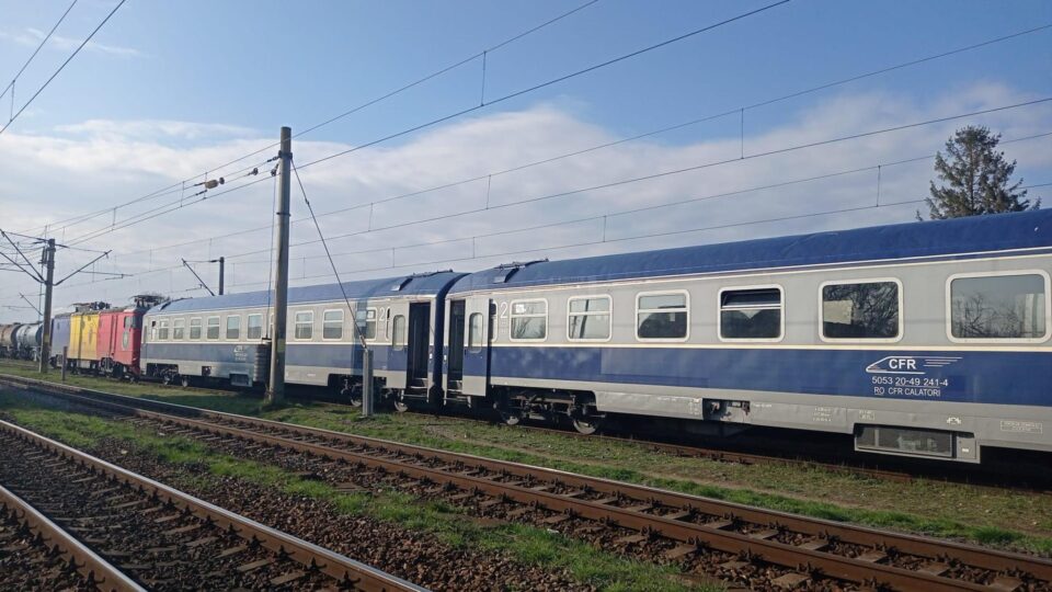 Locomotiva trenului București - Suceava s-a defectat pe traseu