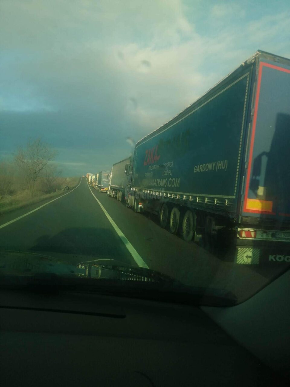 Coada de tiruri spre Vama Siret a scăzut la 10 kilometri