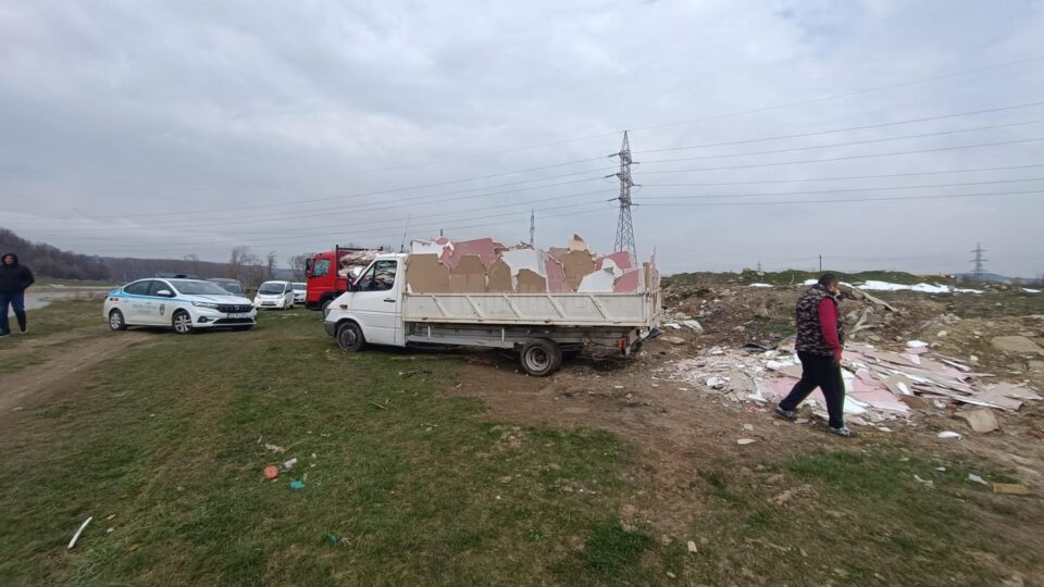 Surprinși în flagrant de Poliția Locală în timp ce aruncau gunoiul pe malul râului Suceava
