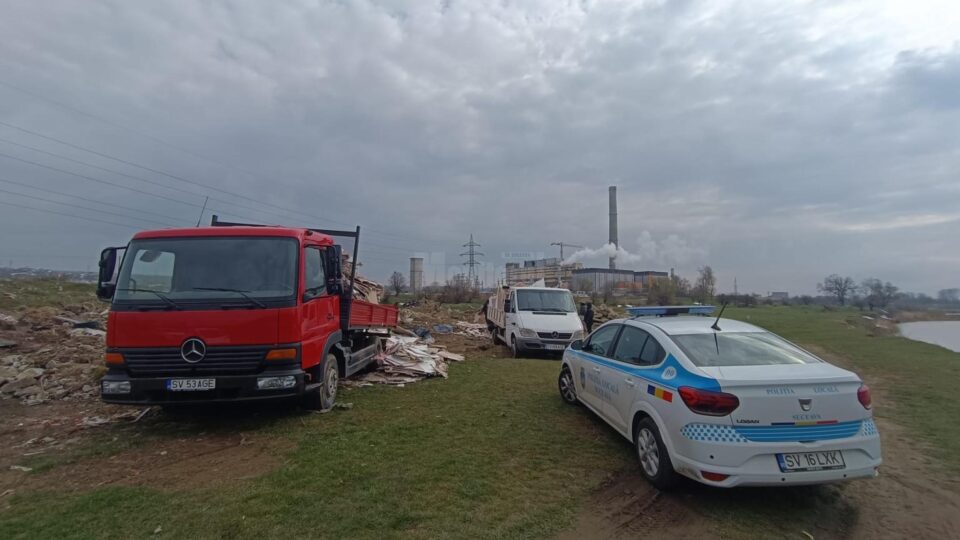 Surprinși în flagrant de Poliția Locală în timp ce aruncau gunoiul pe malul râului Suceava