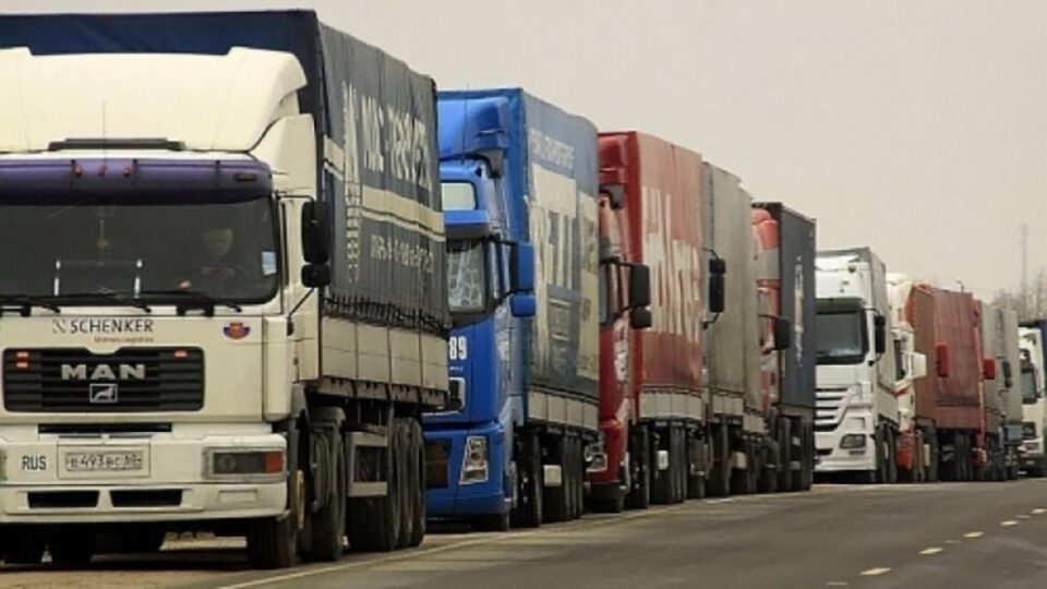 Coada de tiruri spre Vama Siret a scăzut la 10 kilometri