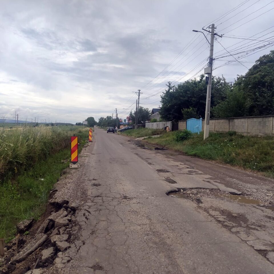 Drum la intrarea în Dolhasca