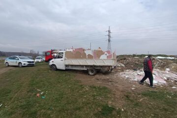 Surprinși în flagrant de Poliția Locală în timp ce aruncau gunoiul pe malul râului Suceava