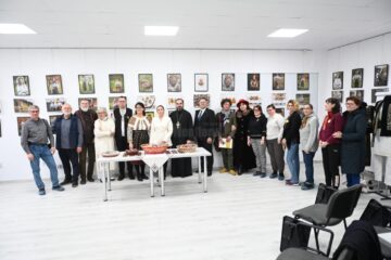 „Veșminte populare” și „ouă cu poveste” din colecția Paul Torac, din Brodina, transpuse în fotografii, la Galeria de artă „Zamca”