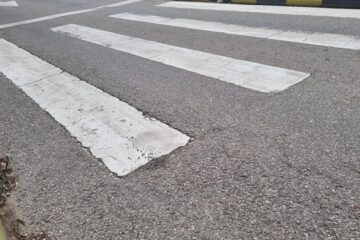 Bătrână acroșată pe trecerea de pietoni de un taximetrist băut