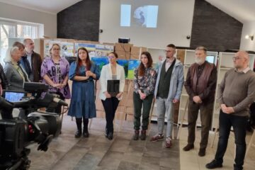 „Casa mamelor ucrainene” din Suceava găzduiește prima expoziție realizată de artiști ucraineni refugiați la Suceava