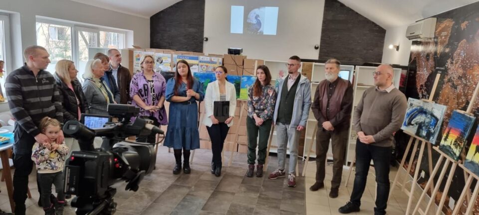 „Casa mamelor ucrainene” din Suceava găzduiește prima expoziție realizată de artiști ucraineni refugiați la Suceava „Casa mamelor ucrainene” din Suceava găzduiește prima expoziție realizată de artiști ucraineni refugiați la Suceava