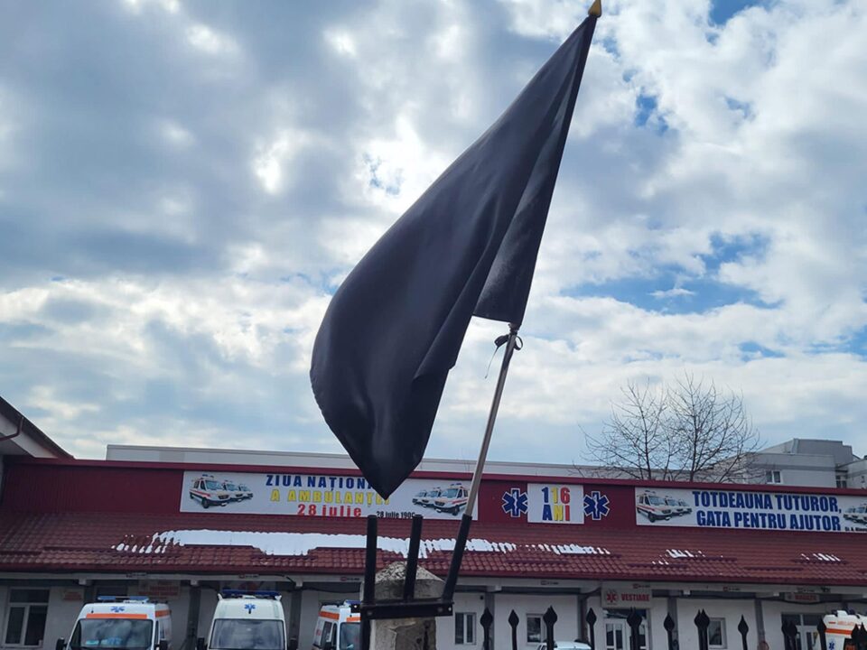 Ambulanța Suceava a arborat steagul negru de doliu în memoria fostului director Daniel Martiniuc Ambulanța Suceava a arborat steagul negru de doliu în memoria fostului director Daniel Martiniuc