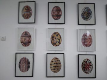 „Veșminte populare” și „ouă cu poveste” din colecția Paul Torac, din Brodina, transpuse în fotografii, la Galeria de artă „Zamca”