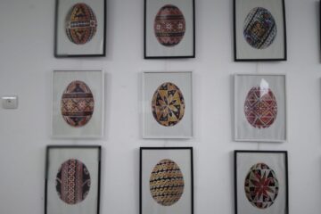 „Veșminte populare” și „ouă cu poveste” din colecția Paul Torac, din Brodina, transpuse în fotografii, la Galeria de artă „Zamca”