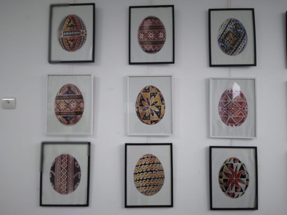 „Veșminte populare” și „ouă cu poveste” din colecția Paul Torac, din Brodina, transpuse în fotografii, la Galeria de artă „Zamca”
