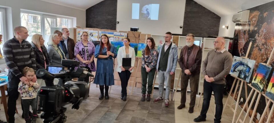 „Casa mamelor ucrainene” din Suceava găzduiește prima expoziție realizată de artiști ucraineni refugiați la Suceava „Casa mamelor ucrainene” din Suceava găzduiește prima expoziție realizată de artiști ucraineni refugiați la Suceava