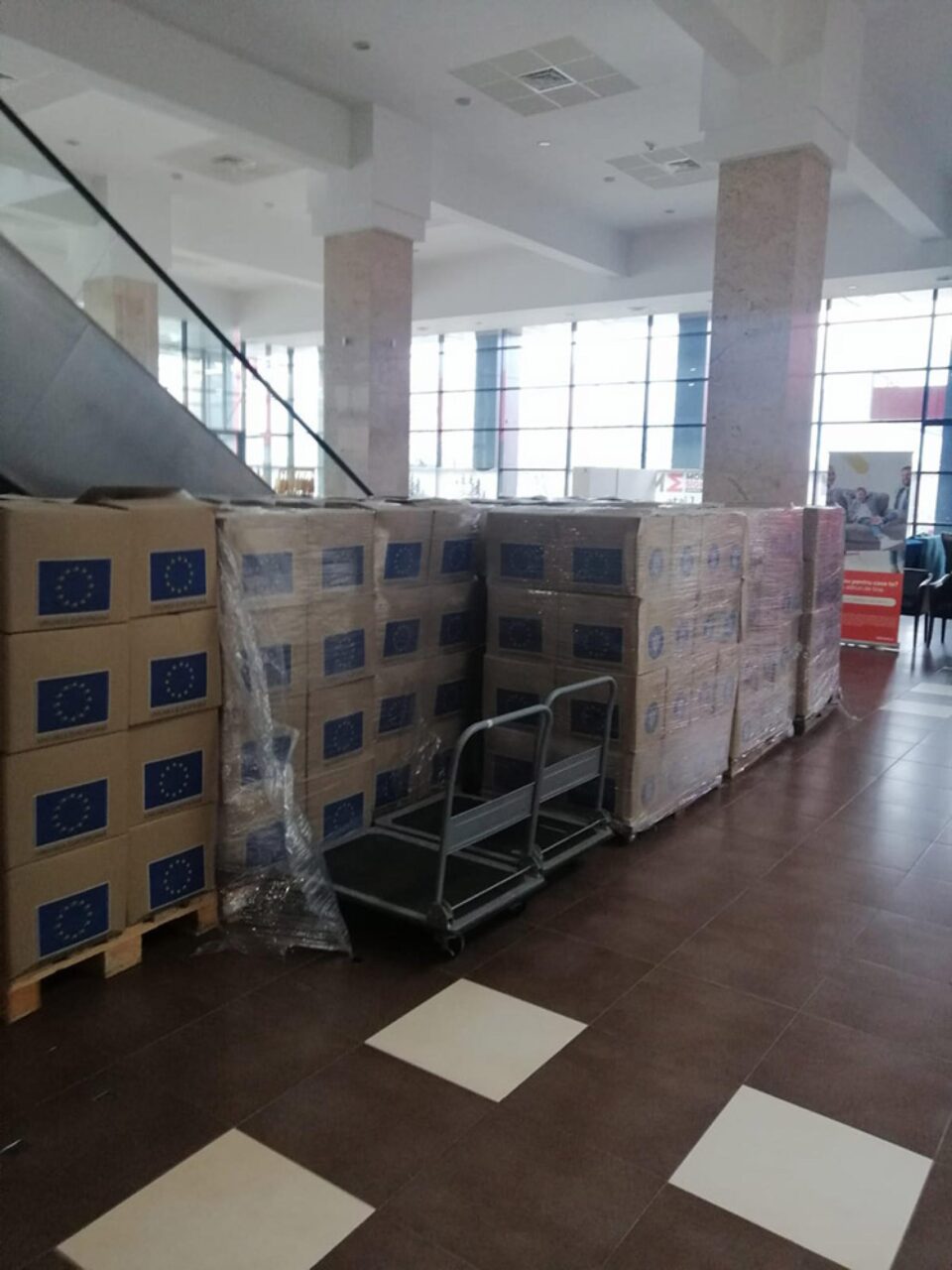 944 de cutii cu produse alimentare de la UE au fost distribuite în Suceava înainte de Paște