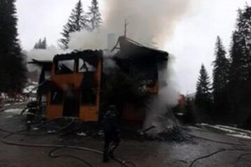 O cabană de pe TransRarău a fost mistuită de un puternic incendiu