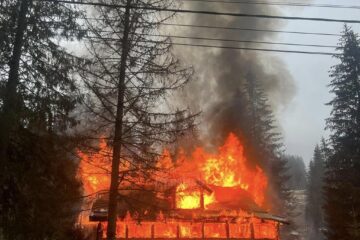 Prejudiciu de 500.000 de euro în urma incendiului de la cabana de pe TransRarău.