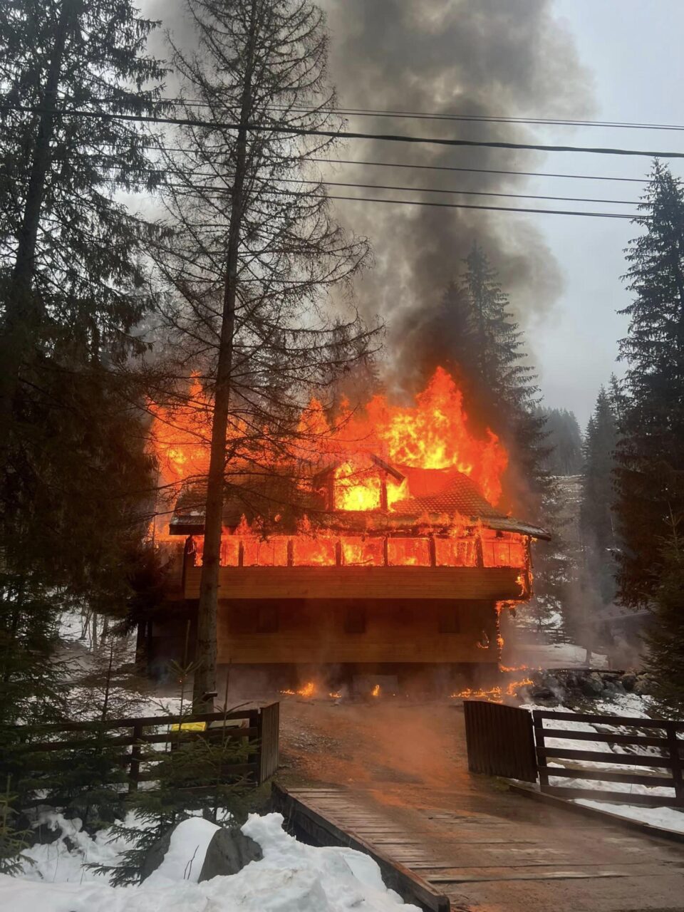 Prejudiciu de 500.000 de euro în urma incendiului de la cabana de pe TransRarău.