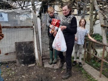 40 de familii necăjite din Mușenița au primit alimente pentru masa de Paște din partea voluntarilor ATOS