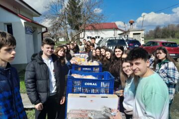 40 de familii necăjite din Mușenița au primit alimente pentru masa de Paște din partea voluntarilor ATOS