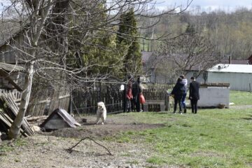 40 de familii necăjite din Mușenița au primit alimente pentru masa de Paște din partea voluntarilor ATOS
