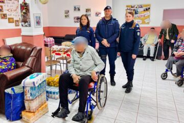 Pachete cu alimente și haine pentru vârstnici și copii, din partea jandarmilor