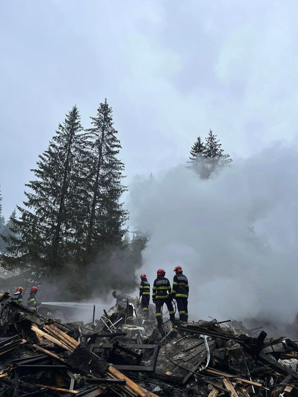Prejudiciu de 500.000 de euro în urma incendiului de la cabana de pe TransRarău