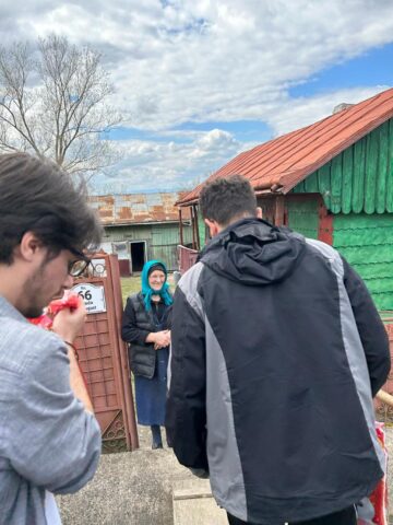 40 de familii necăjite din Mușenița au primit alimente pentru masa de Paște din partea voluntarilor ATOS