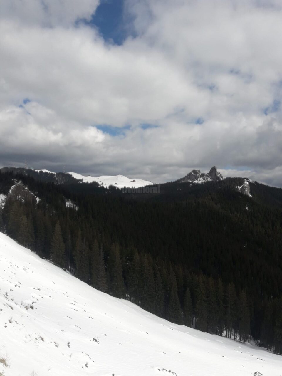 Zăpada la munte are, în continuare, în anumite zone până la doi metri înălțime
