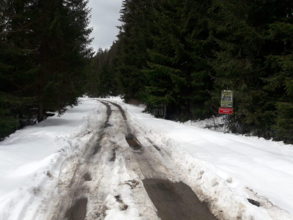 Zăpada la munte are, în continuare, în anumite zone până la doi metri înălțime