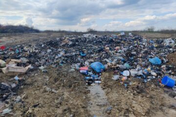 Primărie amendată cu 50.000 de lei și mașină confiscată după ce a aruncat gunoi pe câmpuri
