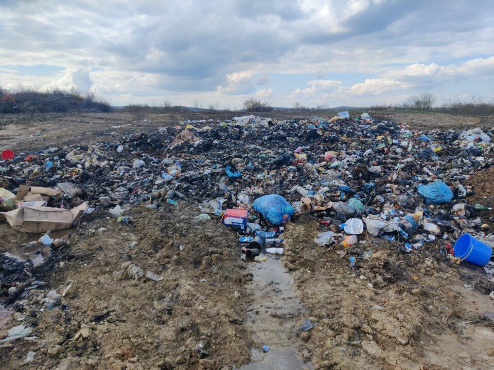 Primărie amendată cu 50.000 de lei și mașină confiscată după ce a aruncat gunoi pe câmpuri