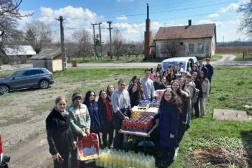 40 de familii necăjite din Mușenița au primit alimente pentru masa de Paște din partea voluntarilor ATOS