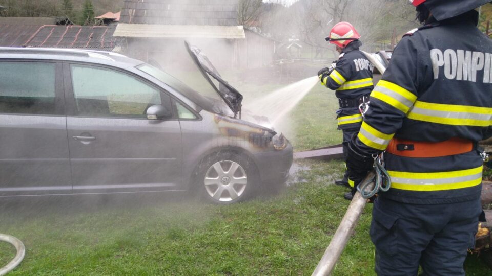 O mașină parcată a luat foc în urma unui scurtcircuit