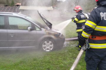O mașină parcată a luat foc în urma unui scurtcircuit