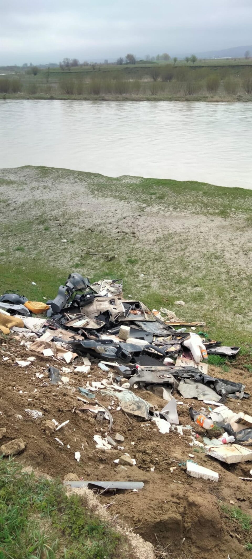 Deșeuri rezultate din dezmembrări abandonate și arse parțial la Verești, pe malul Sucevei