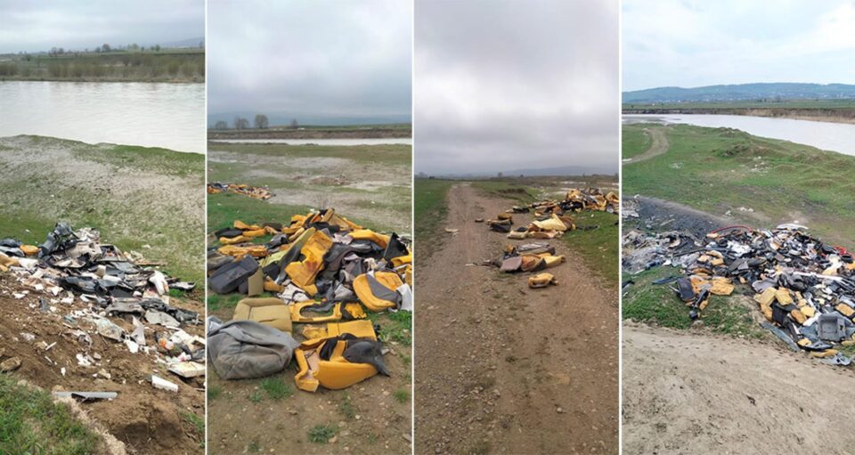 Deșeuri rezultate din dezmembrări abandonate și arse parțial la Verești, pe malul Sucevei Deșeuri rezultate din dezmembrări abandonate și arse parțial la Verești, pe malul Sucevei