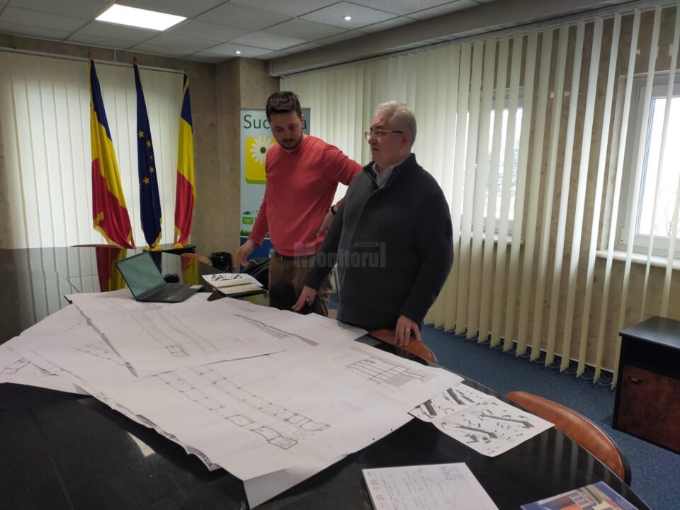 Primarul Lungu și reprezentantul firmei de proiectare