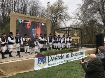 Spectacol folcloric la Muzeul Satului Bucovinean
