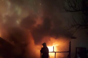 Pompierii au găsit un incendiu deja generalizat la anexe și la acoperișul casei