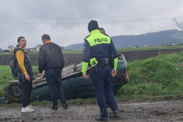 O mașină răsturnată și una în decor după un accident pe E 85, la Pătrăuți